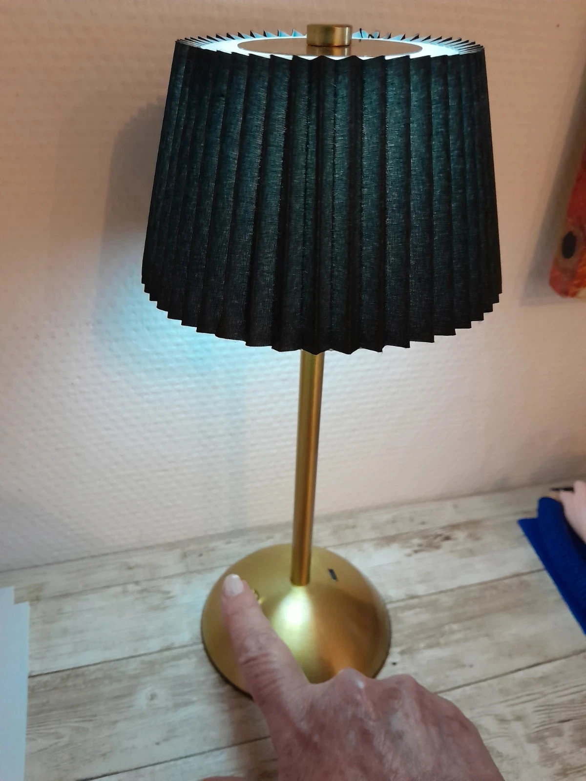 Lámpara de mesa táctil - Ø 13,5 x 30 cm, color negro y dorado – photo 3